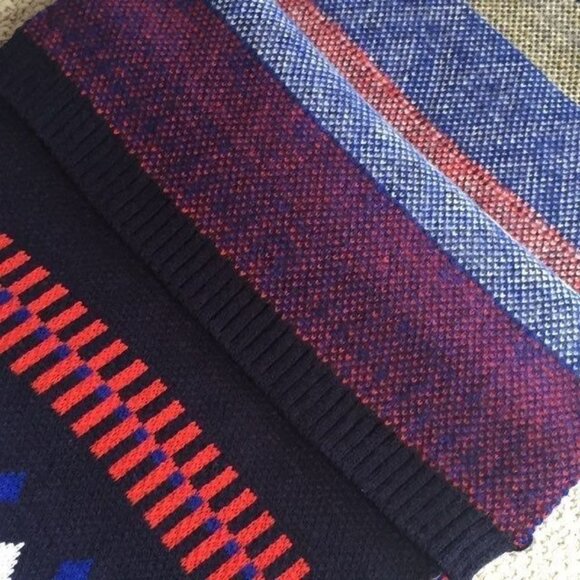 Nordic Design Thick Winter Scarf with a Bold Geometric Pattern - Picture 4 of 4